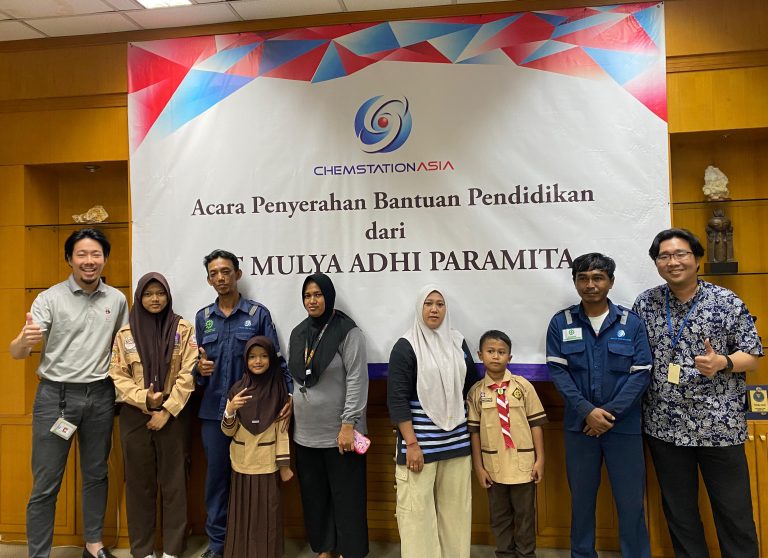 Anak-anak karyawan PT MAP menerima bantuan pendidikan secara simbolis dari perwakilan manajemen.