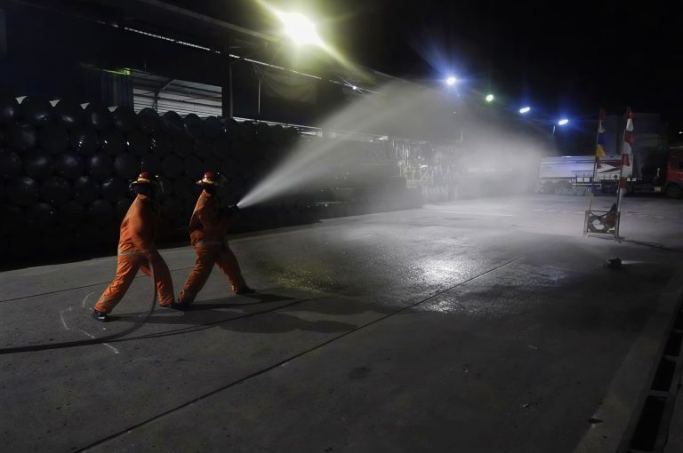 Siaga Tanpa Batas: Tim SHE PT Mulya Adhi Paramita Gelar Drill Night Pemadaman Kebakaran