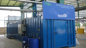 Proses pembersihan ISO tank oleh operator profesional di fasilitas Tank Station Indonesia