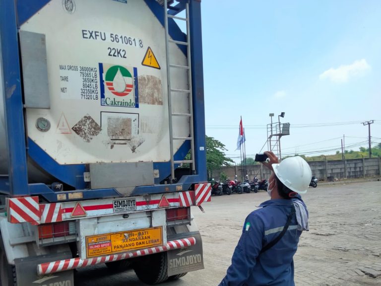 10. OTHERS - Inspector surveying outer tank